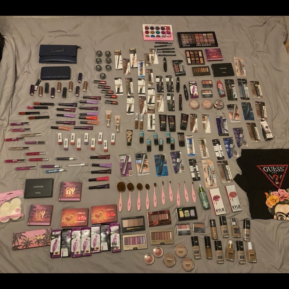 220 PCS ... MAKEUP LOT ALL NEW WITH TAG